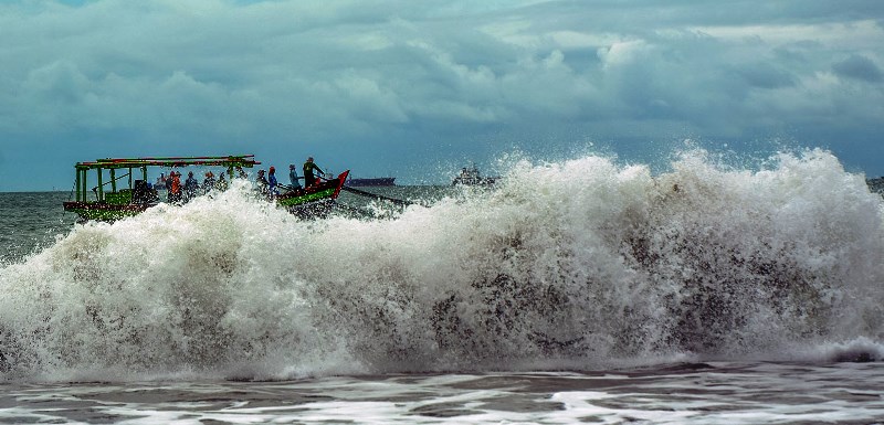 Warga Selamatkan Tiga Nelayan Tenggelam