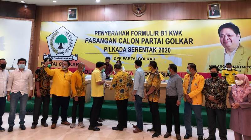 Sah, Rohidin dan 8 Balon Kada Kabupaten Terima SK B1-KWK Golkar