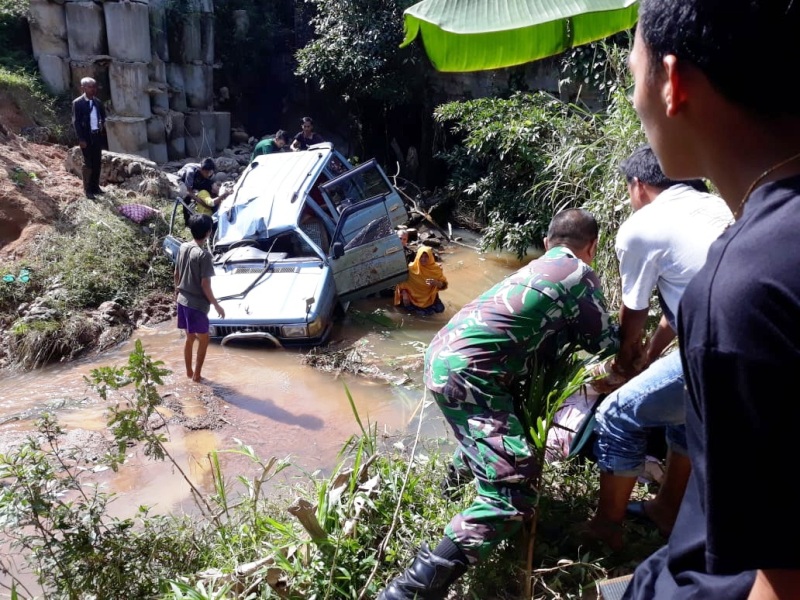 Mobil Terjun ke Sungai, 9 Penumpang Terluka