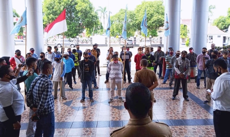 Terancam, Puluhan Karyawan PT. PDU Datangi Kantor Bupati