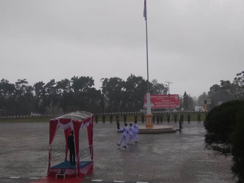 Hujan Lebat dan Badai, Upacara Penurunan Bendera di mukomuko Tetap Jalan