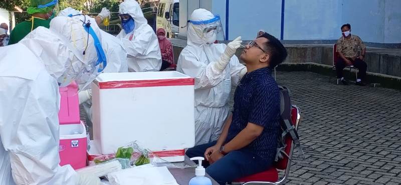 100 Mahasiswa, Dosen dan Karyawan Tes Swab