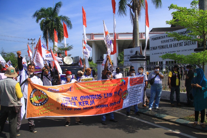 Buruh Bengkulu Lakukan Aksi Tolak Omnibus Law di DPRD Provinsi Bengkulu