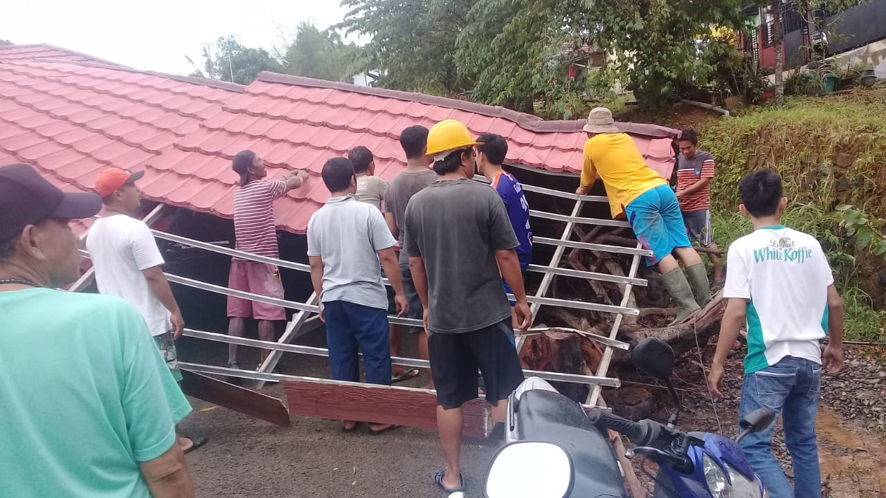 Digasak Angin Puting Beliung, Atap Rumah Warga Terbang