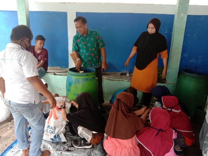 Murid dan Guru SDN 11 Kota Bengkulu Memproduksi Pupuk Kompos Organik