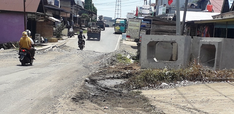 Jalan Rusak Desa Giri Kencana Bakal Segera Diperbaiki?