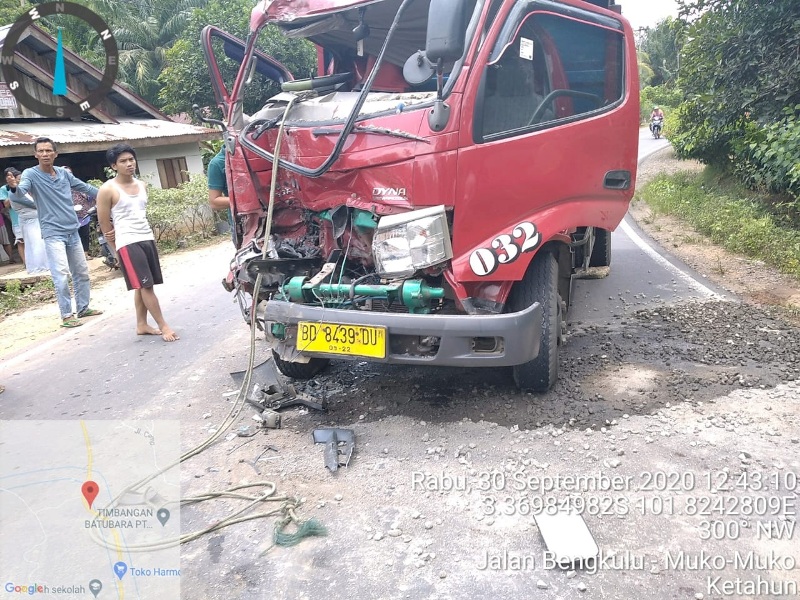 Dua Truck Tabrakan Pengemudi Patah Kaki