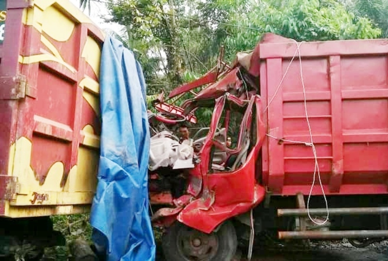 Truk Bermuatan Pupuk Tabrakan, Laksno MD