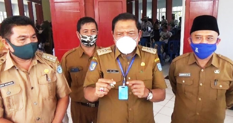 Bupati Serahkan Baju Gratis Kepada Siswa Baru