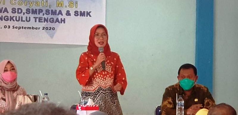 Dewi Coryati Serahkan SK PIP Sekolah se-Benteng