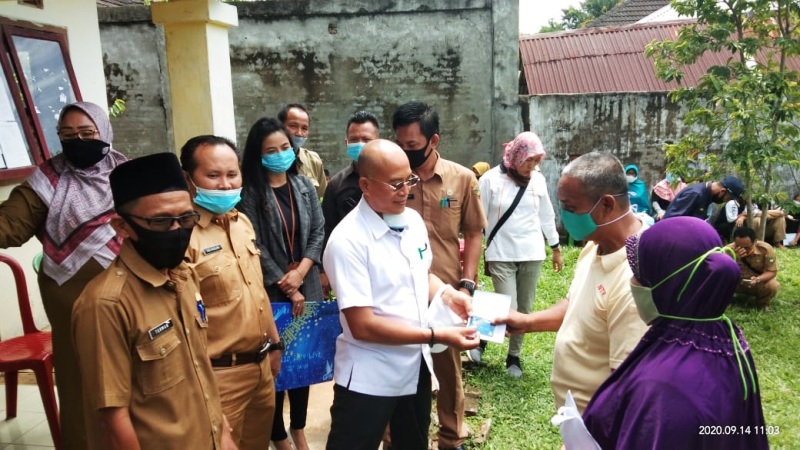 151 KK Warga Kelurahan Kayu Kunyit Terima BLT