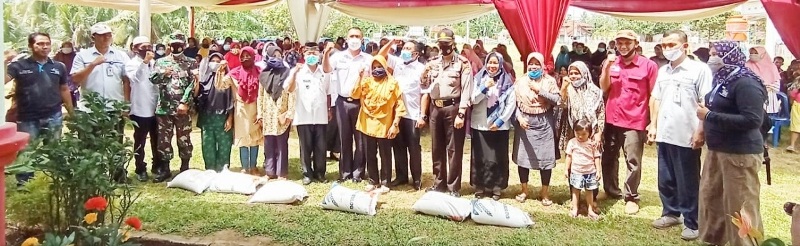 Terima BLT DD, 141 KK Warga Desa Tanjung Putus Bahagia