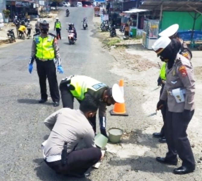 Sindir Pemerintah, Sat Lantas Polres BU Tampal 20 Titik Jalan Berlubang