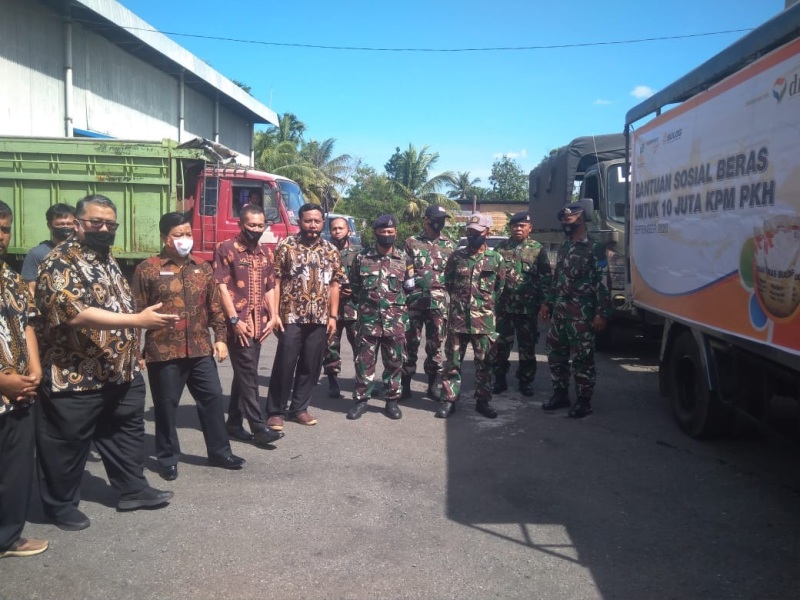 58 Ton Beras Bantuan Disalurkan ke Kecamatan Kampung Melayu