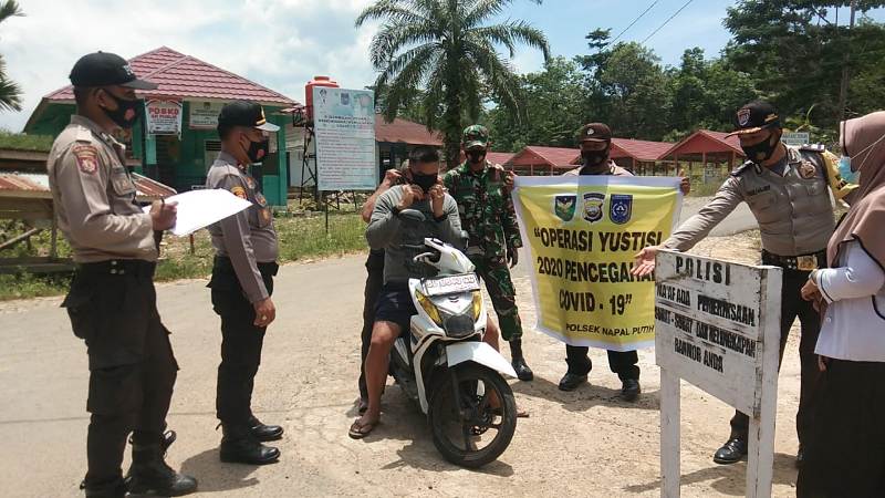 Polsek Napal Putih, TNI dan Tim Puskesmas Razia Masker