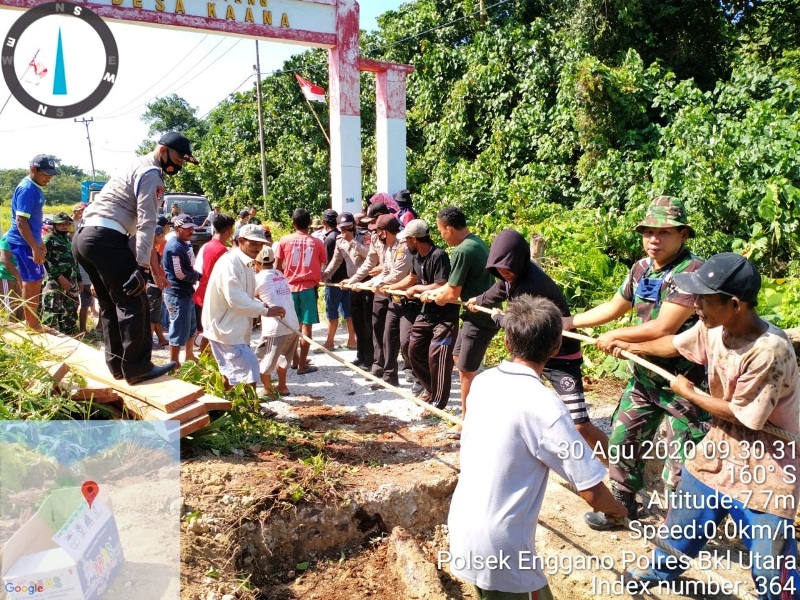 Tripika Bersama Petani Pisang Enggano Perbaiki Jembatan