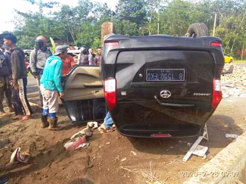 Gagal Nyalip, Avanza Jungkir Balik