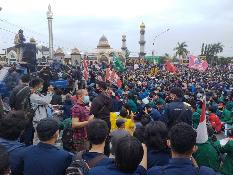 Ribuan Mahasiswa dan Pelajar Duduki Gedung DPRD Provinsi, Tolak Omnibus Law