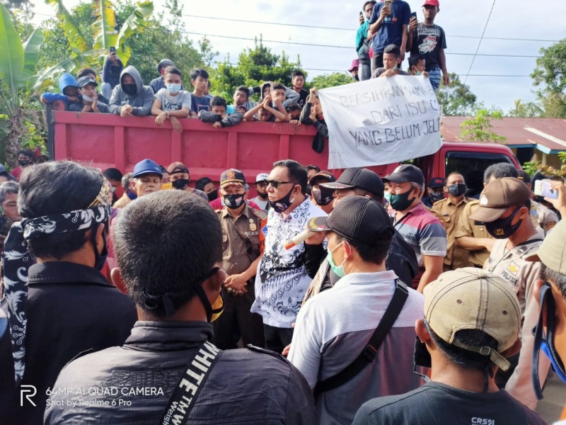 Ditunding Pembawa Virus, Ratusan Warga Blokir Jalan