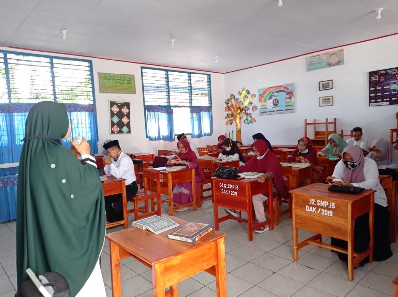 Guru Honorer Keagamaan Pemkot Bimbing Guru SMPN 13 Membaca Al-Quran