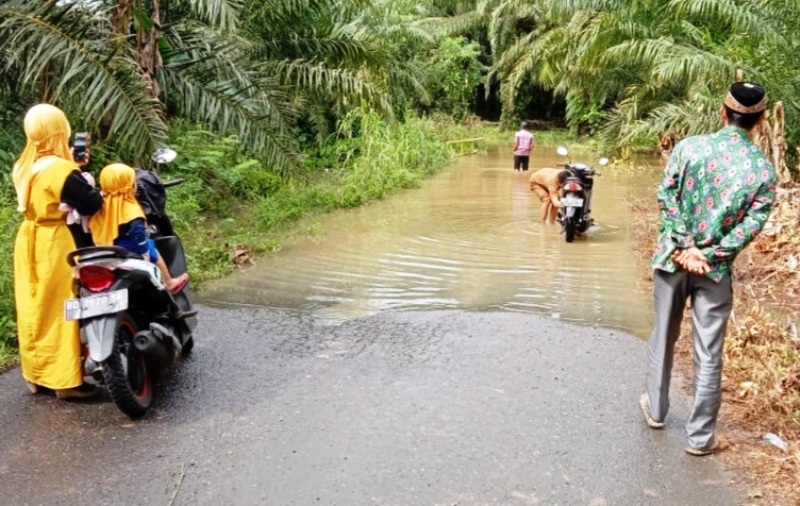 Jalan Desa Kecamatan Air Besi Terendam