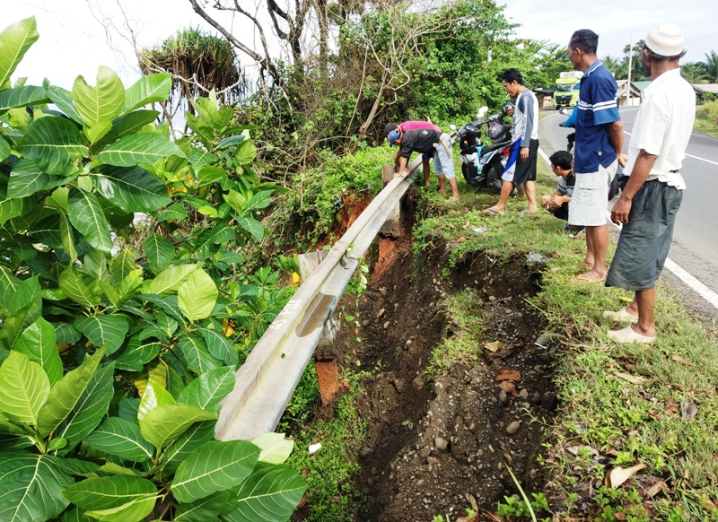 Longsor Ancam Pemukiman Warga dan Jalan Lintas