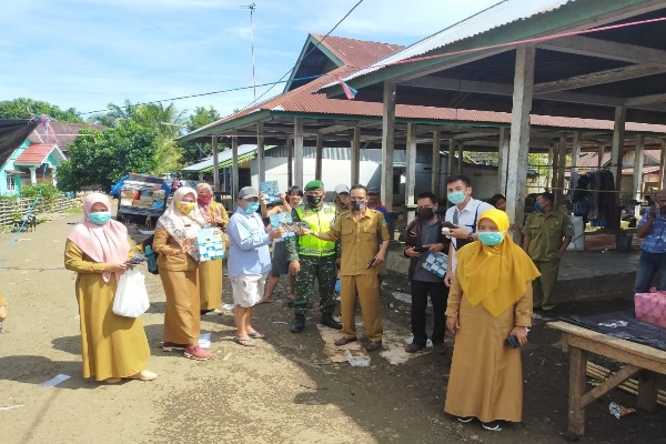 Cegah Covid-19, Dinkes Bagikan Masker di Pasar