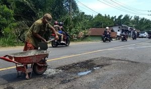 Sindir Pemerintah, Warga Sunda Kelapa  Perbaiki Jalan Sendiri