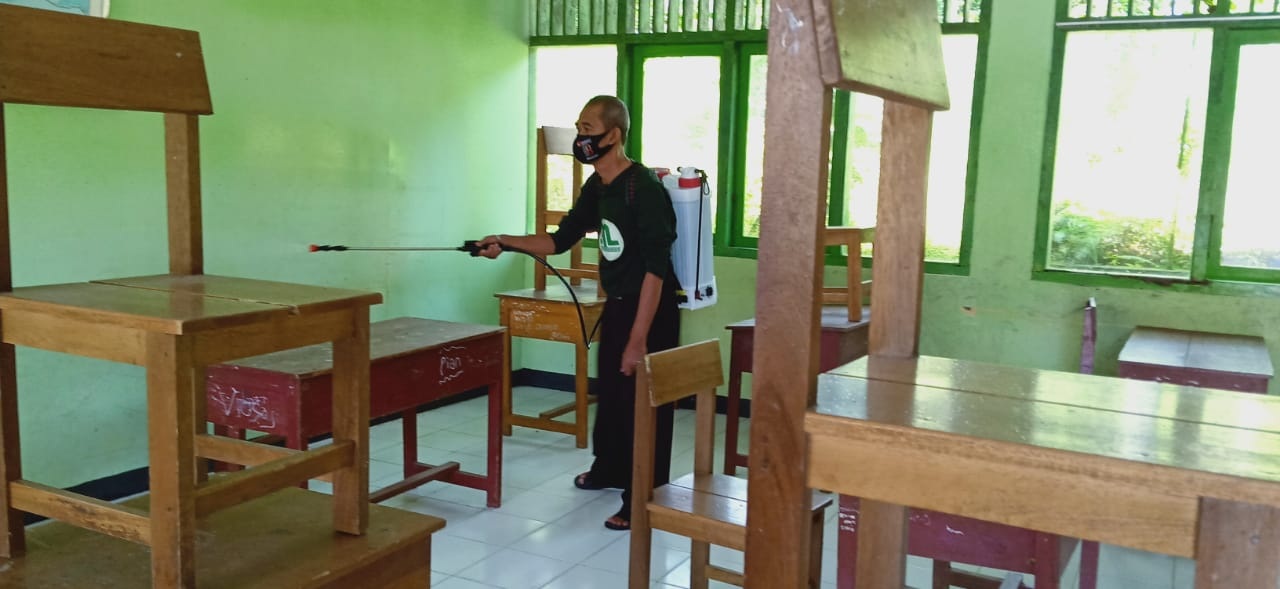 Jelang KBM Tatap Muka Sekolah Disemprot Disinfektan