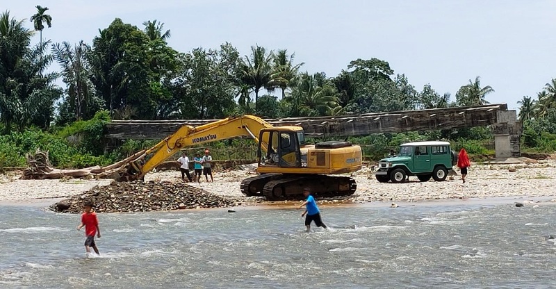 Bantua Warga, Rifai Turunkan Eksavator