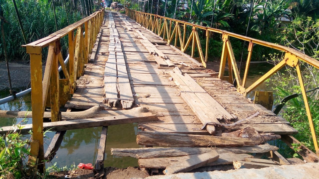 Warga Swadaya Perbaiki Jembatan