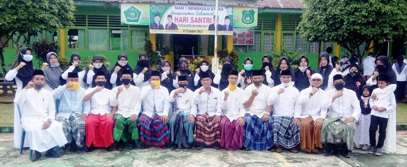 Upaca HUT Hari Santri, Seluruh Peserta Sarungan