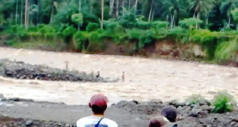 Pemancing Nyaris Hanyut Terseret Air Bah