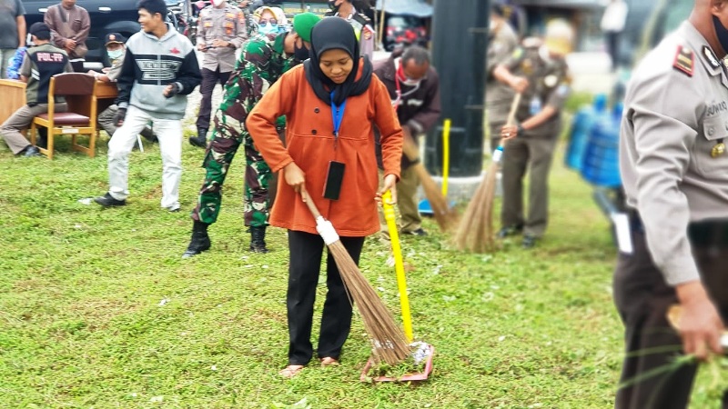 Tak Pakai Masker, 25 Pengendara Jadi Petugas Kebersihan Dadakan