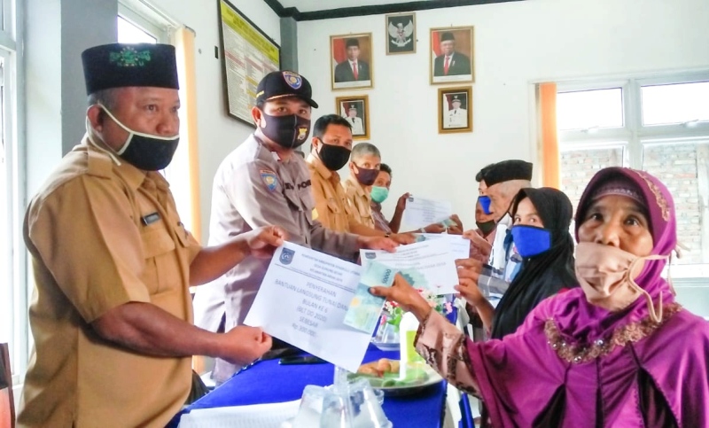 Gunung Besar Salurkan BLT DD Pamungkas Bulan Keenam