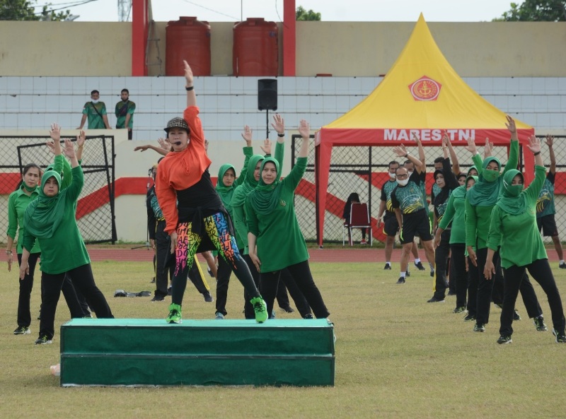 Persit Senam Bareng Keluarga Besar Korem 041/Gamas