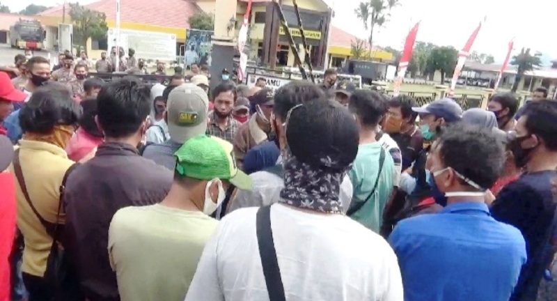 Kades Ditahan, Puluhan Warga Datangi Polres