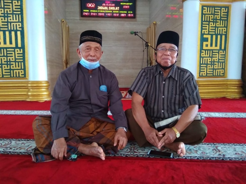 Bawa Sajadah, Jaga Jarak, Pakai Masker, Jadi Kebiasaan Jemaah Mesjid Raya