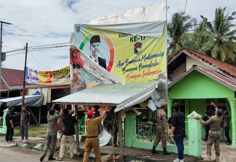 Foto Calon Petahana Diturunkan dari APS