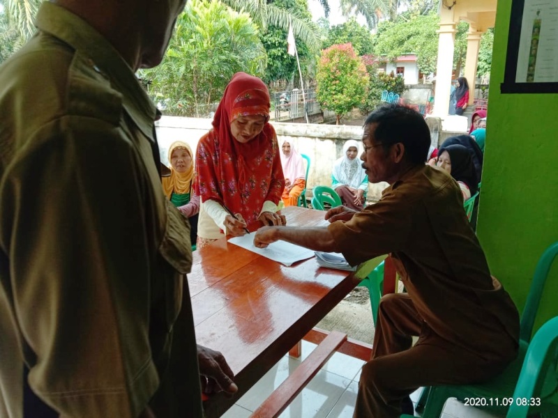 Desa Tambangan Bagikan BLT Tahap Akhir