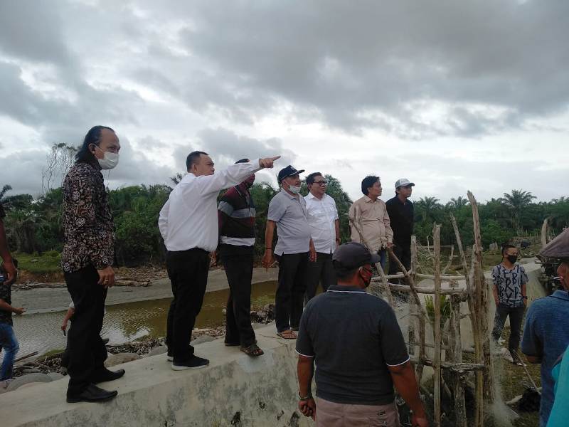 Alur Sungai Dangkal, Agusrin Turun Tangan Beri Solusi