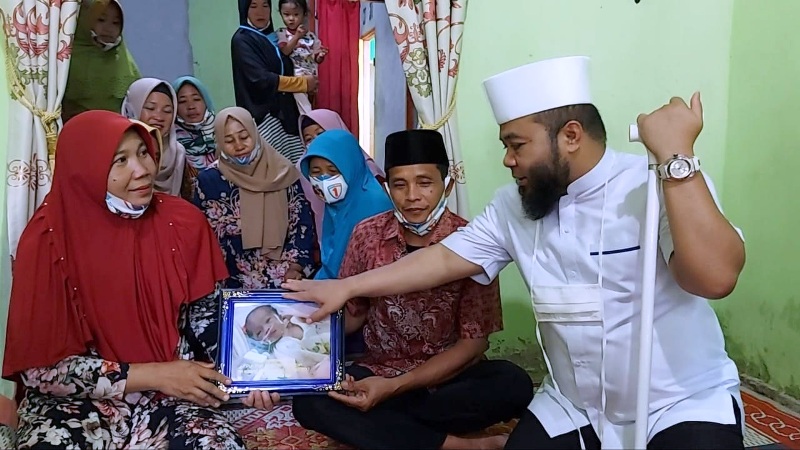 Helmi Kunjungi Warga yang Bawa Jenazah Bayinya Menggunakan Tas