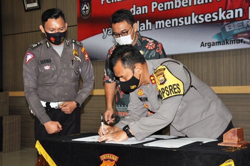 Polres BU Teken MoU Dispendik dan Berikan Reward Desa Sukseskan Louching Kampung Berseri