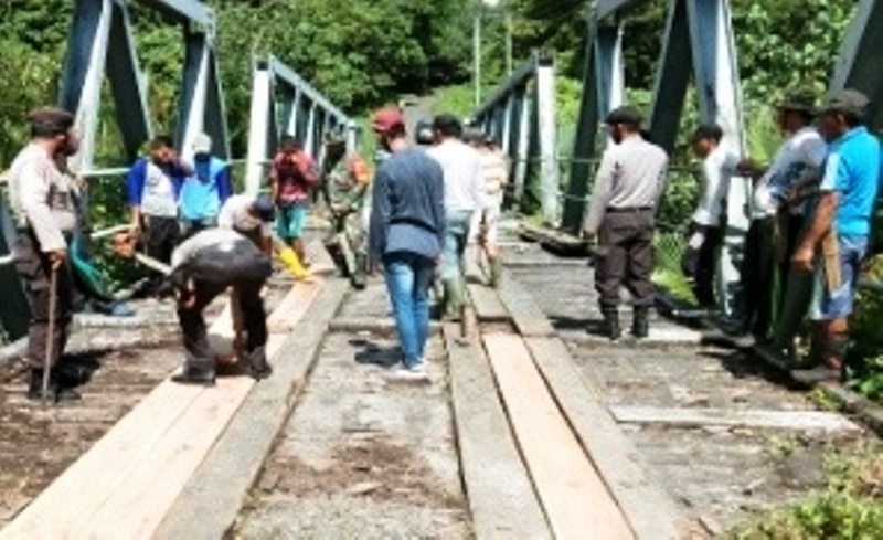 Warga Enggano Goro Perbaiki Jembatan Rusak, Pemerintah Jangan Tutup Mata