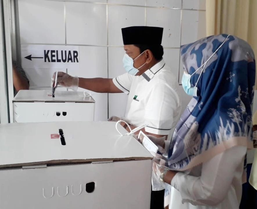 Mian-Ari Menang Telak, R2 Unggul di TPS Giri Kenacana