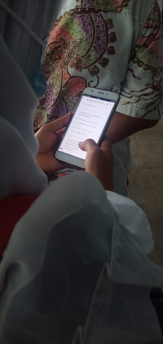 Ujian Online, Orangtua Kerjakan Soal Ujian Anak