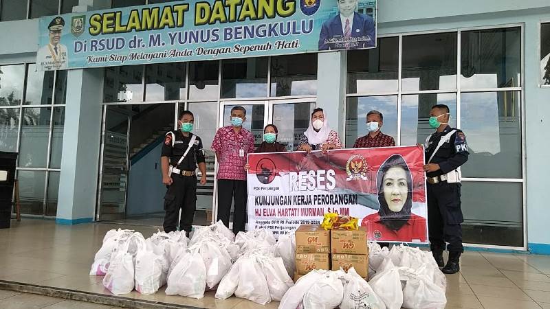 Elva Hartati Kembali Bagikan Bantuan Sembako untuk Nakes