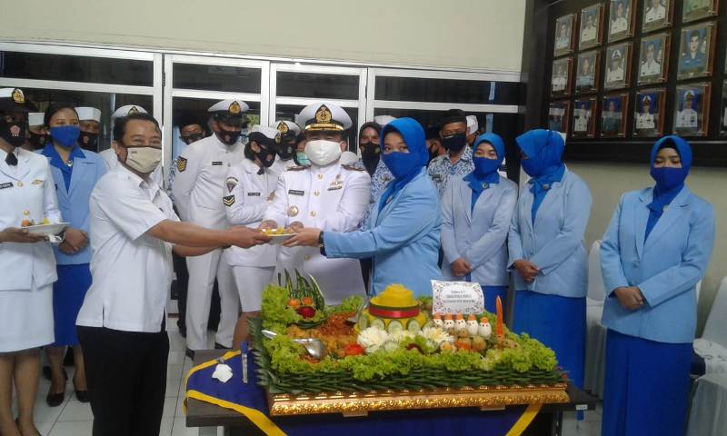 HUT Armada ke-75, Lanal Bengkulu Bagikan 1.000 Masker