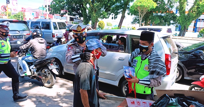 Pakai Baju Adat, Petugas Tegur Pelanggar Prokes