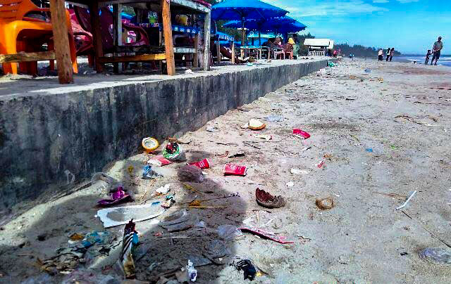 Sayang, Pantai Panjang Masih Ada Sampah Berserakan